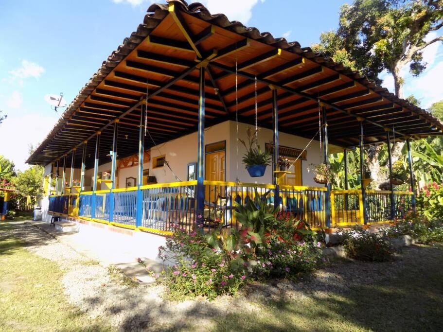 Casa Finca Villa Luz A 800 Mts Del Parque Del Cafe Montenegro Ngoại thất bức ảnh